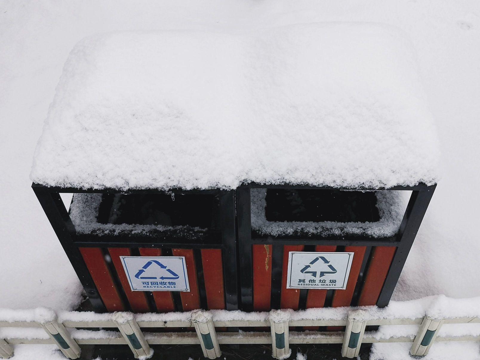 Snow piled on top of a trash can, the first thing that came to mind was the pointed rice in the supermarket