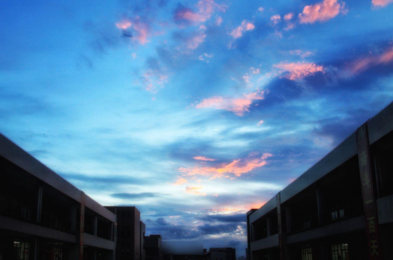 The evening glow before the college entrance exam. I don't know why, but I always felt like I saw evening glow often in high school.