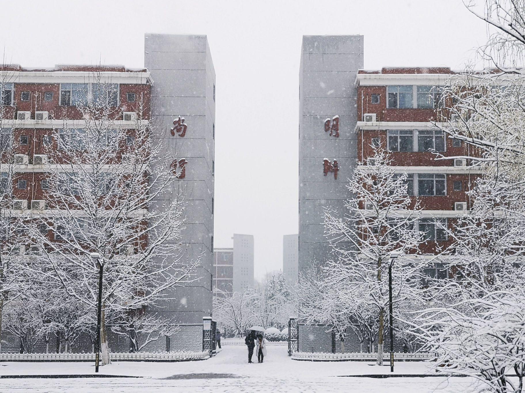 A couple between two buildings