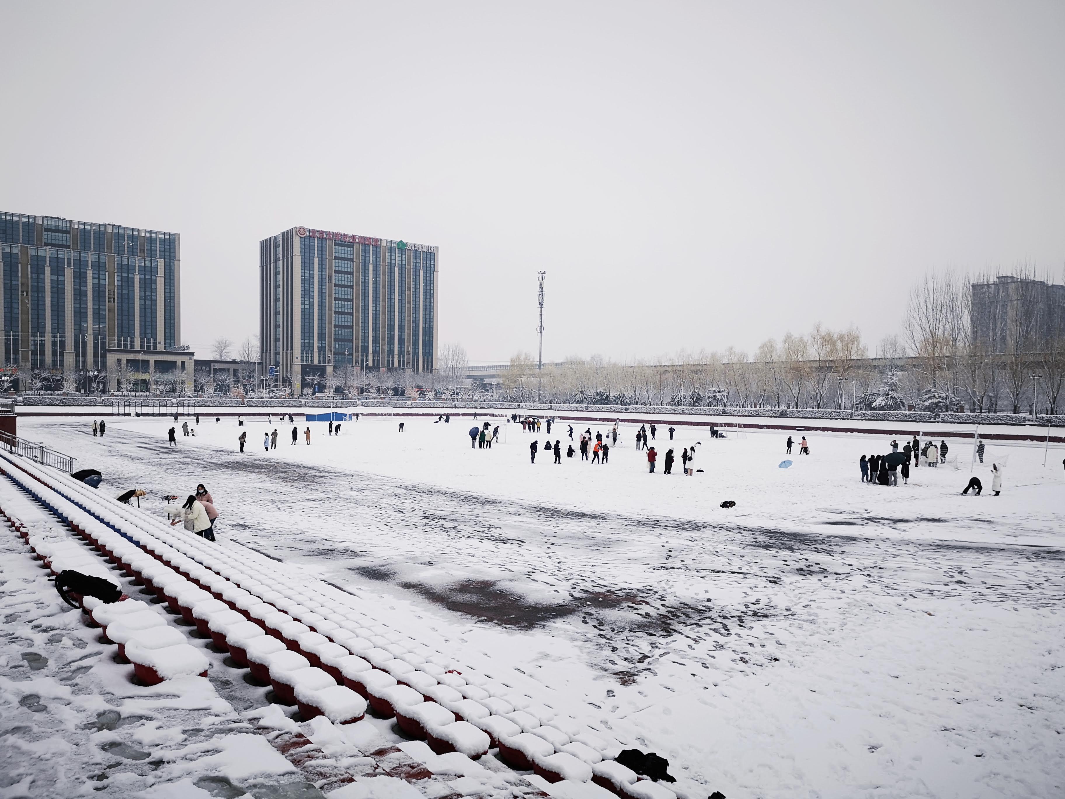 In the afternoon, my roommate called me out to have a snowball fight. At first, I thought it was a joke, but when I got to the playground, I found that it was crowded with people. Fortunately, there were still places with thick snow. This is the second time since college that I have been in such a lively playground. The last time was in my freshman year when I participated in the sports meeting